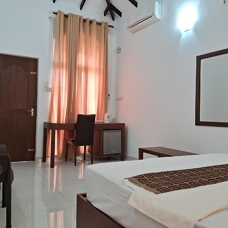Holiday Fashion Inn Негомбо Номер фото